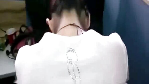 ഉറച്ചതും പരന്നതുമായ വയറുമായി ഫിറ്റായ യുവതി നക്കിത്തുടങ്ങുന്നു