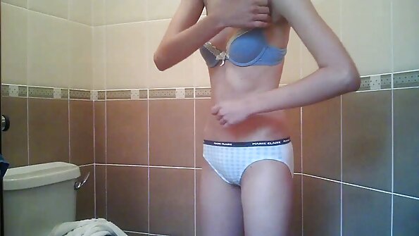 ഇഞ്ചി കാമുകി തറയിൽ യോനി, ഗുദ ലൈംഗികത ആസ്വദിക്കുന്നു