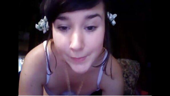 ഡ്രിൽ ചെയ്താൽ സിങ്ക് ശരിയാക്കാമെന്ന് ഹാൻഡിമാൻ നിഷ്കളങ്കയായ കുഞ്ഞിന് വാഗ്ദാനം ചെയ്യുന്നു