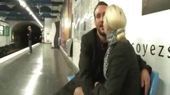 ജേഡ് കുഷിന്റെ രോമമുള്ള പൂറ്റിൽ ചാൾസ് ദേരയുടെ വലിയ കോഴി തുളയ്ക്കുകയാണ്