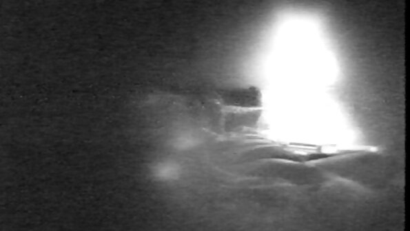 കയ്യിൽ വിലങ്ങുവെച്ച സുന്ദരിയായ കുഞ്ഞ് അവളുടെ യജമാനത്തിയുടെ മേൽ ആധിപത്യം പുലർത്തുന്നു