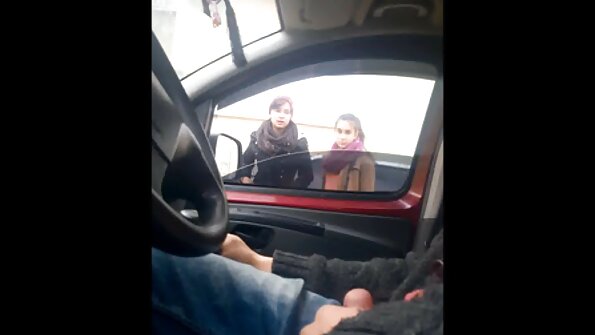 കിയാര നൈറ്റ് മുകളിൽ കയറി അവളുടെ കൗമാരക്കാരിയായ പൂസിയുമായി സവാരി ചെയ്യുന്നു