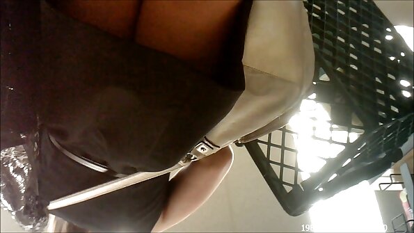 കാമുകൻ മഷി പുരട്ടിയ സുന്ദരിയേയും അവളുടെ സുന്ദരിയായ സുഹൃത്തിനേയും കുളത്തിനരികിൽ വച്ച് പീഡിപ്പിക്കുന്നു