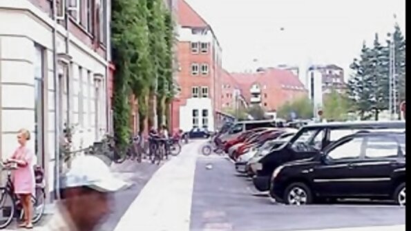 ക്യൂട്ടി തന്റെ പരീക്ഷകളെ കുറിച്ച് മറന്നു, ഒരു പരവതാനിയിൽ ഒരു ബഗ് പോലെ സുഖം തോന്നുന്നു