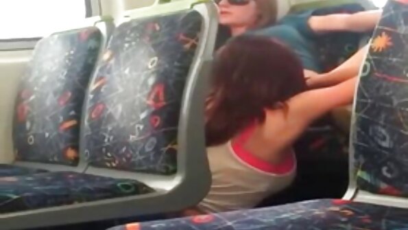 ഒരു ബോട്ടിലെ മനോഹരമായ ഒരു സുന്ദരിയുടെ ഇറുകിയ ബട്ട് ഹോളിനായി വലിയ ഡിക്ക്