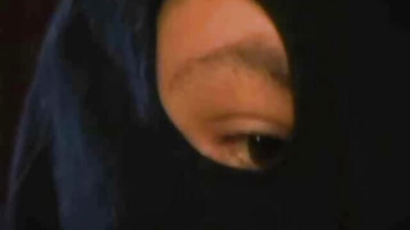 ആവേശഭരിതരായ ദമ്പതികൾ ശുദ്ധവായുയിൽ ഇന്ദ്രിയപരമായി മലദ്വാരം പ്രണയിക്കുന്നു