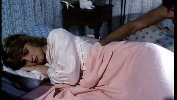 ഭീമാകാരമായ നിതംബങ്ങളും വൃത്താകൃതിയിലുള്ള മുലകളുമുള്ള ഹോട്ട് MILF ശരിയായി സ്ക്രൂ ചെയ്തിരിക്കുന്നു