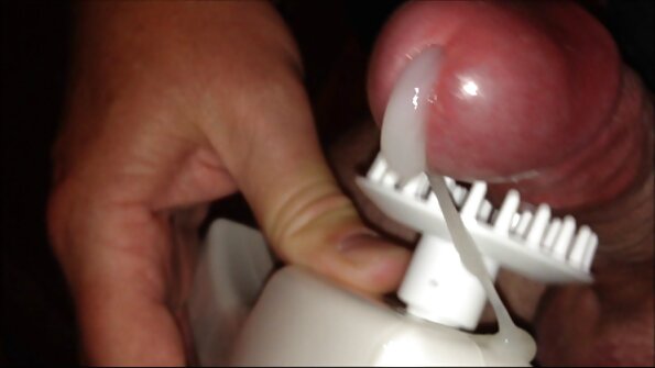 എണ്ണ പുരട്ടിയ ശരീരമുള്ള പ്രൗഢിയുള്ള കുഞ്ഞിന് ഒരു കാലത്തെ തിമിംഗലമുണ്ട്